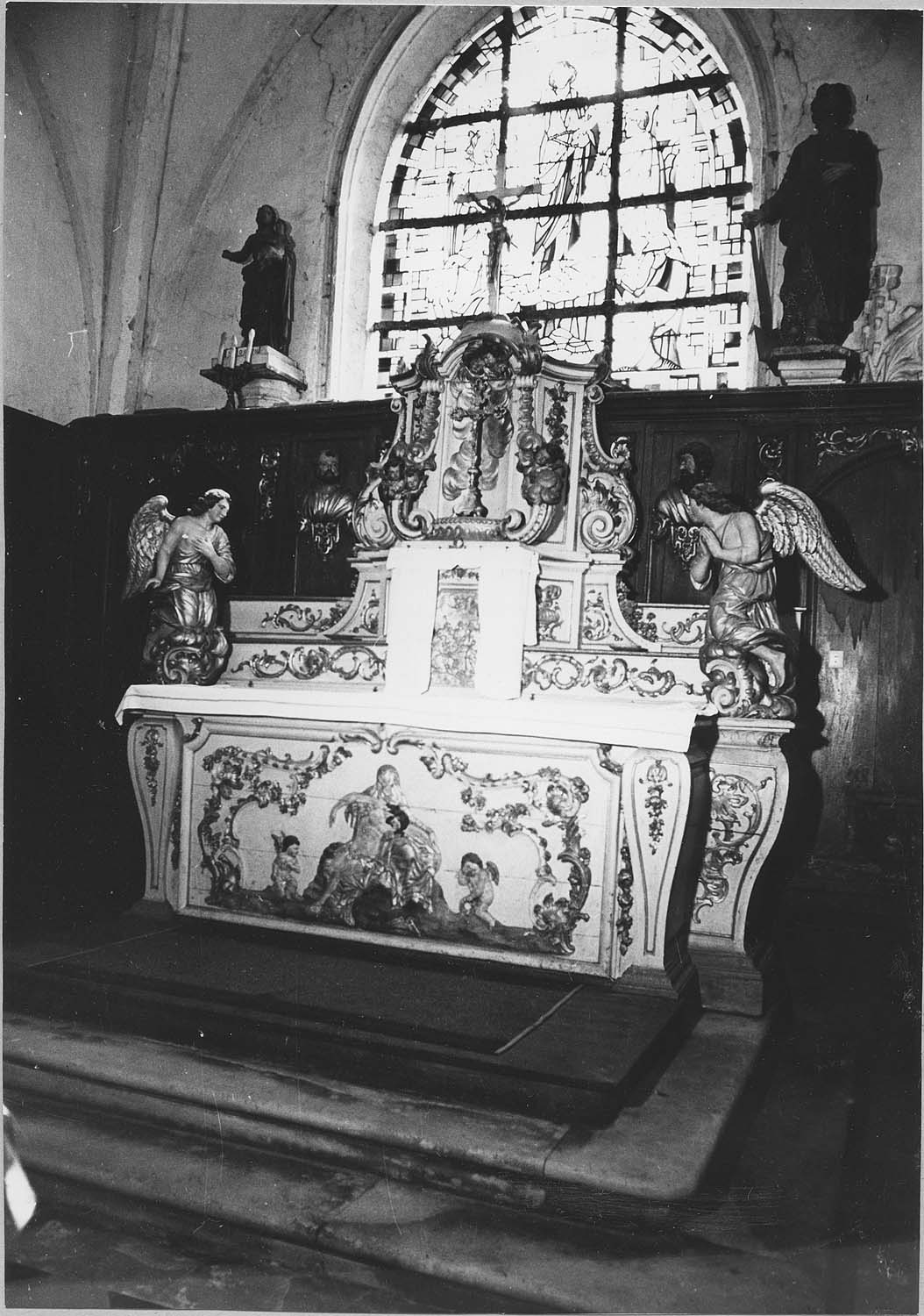 autel, gradins d'autel, tabernacle, 2 statues : Anges adorateurs, lambris de revêtement du mur oriental (maître-autel)