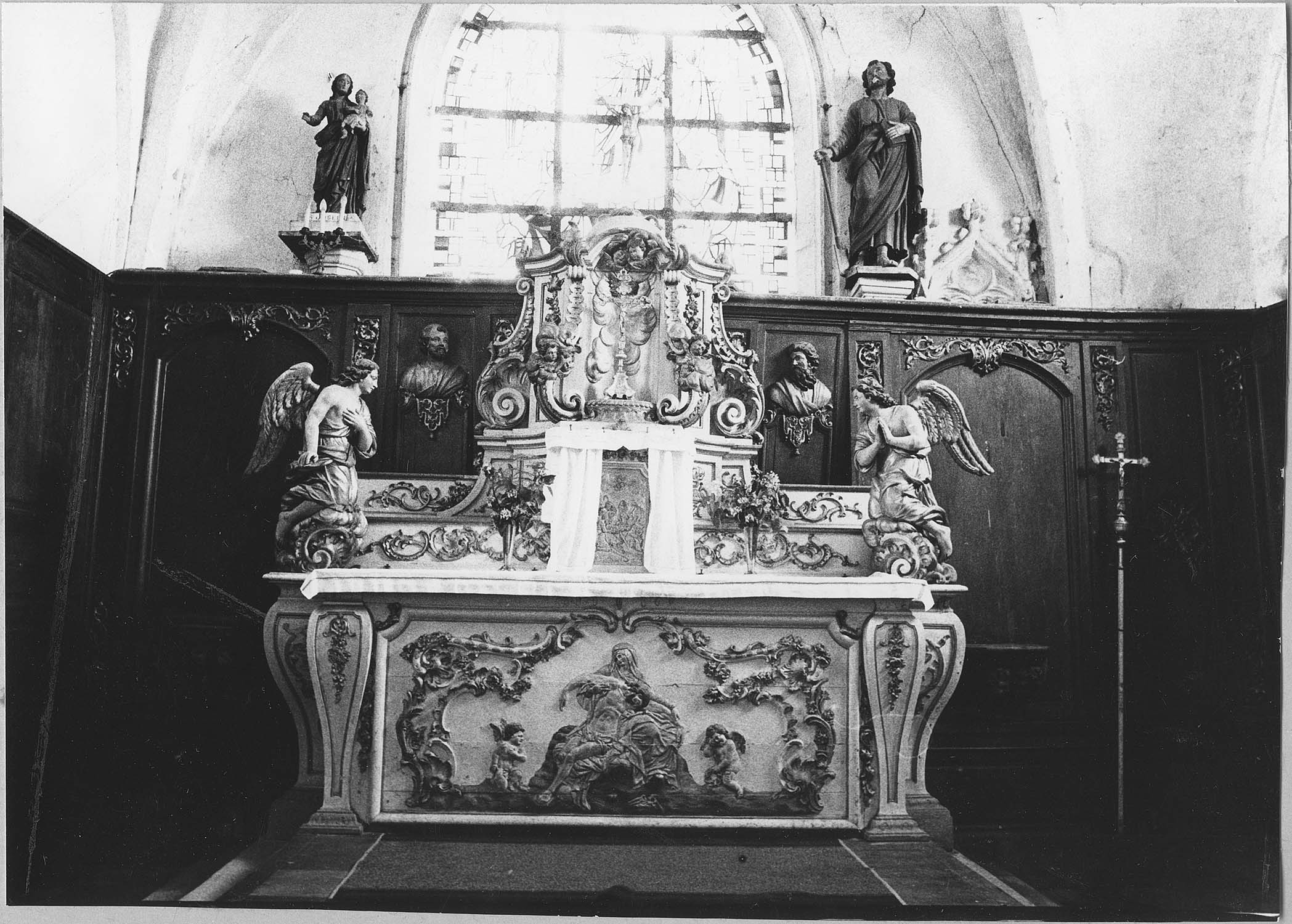 autel, gradins d'autel, tabernacle, 2 statues : Anges adorateurs, lambris de revêtement du mur oriental (maître-autel)