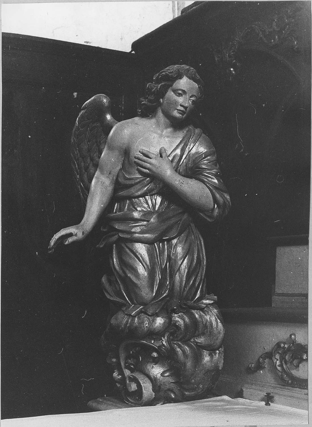 statue : ange adorateur (maître-autel)