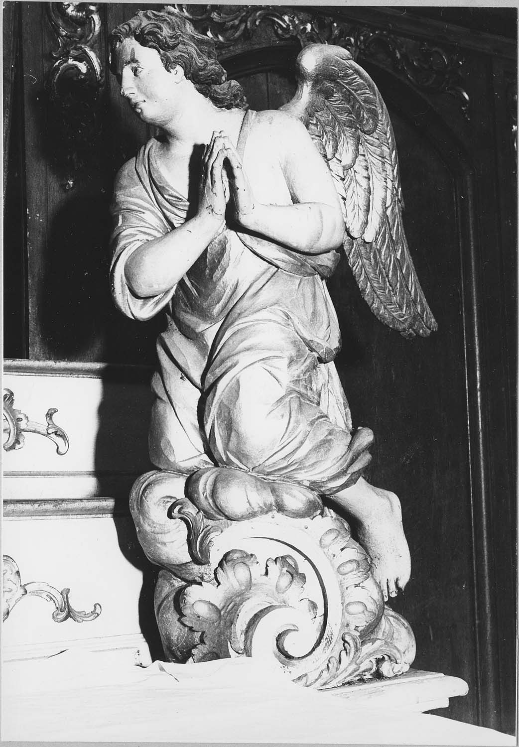statue : ange adorateur (maître-autel)