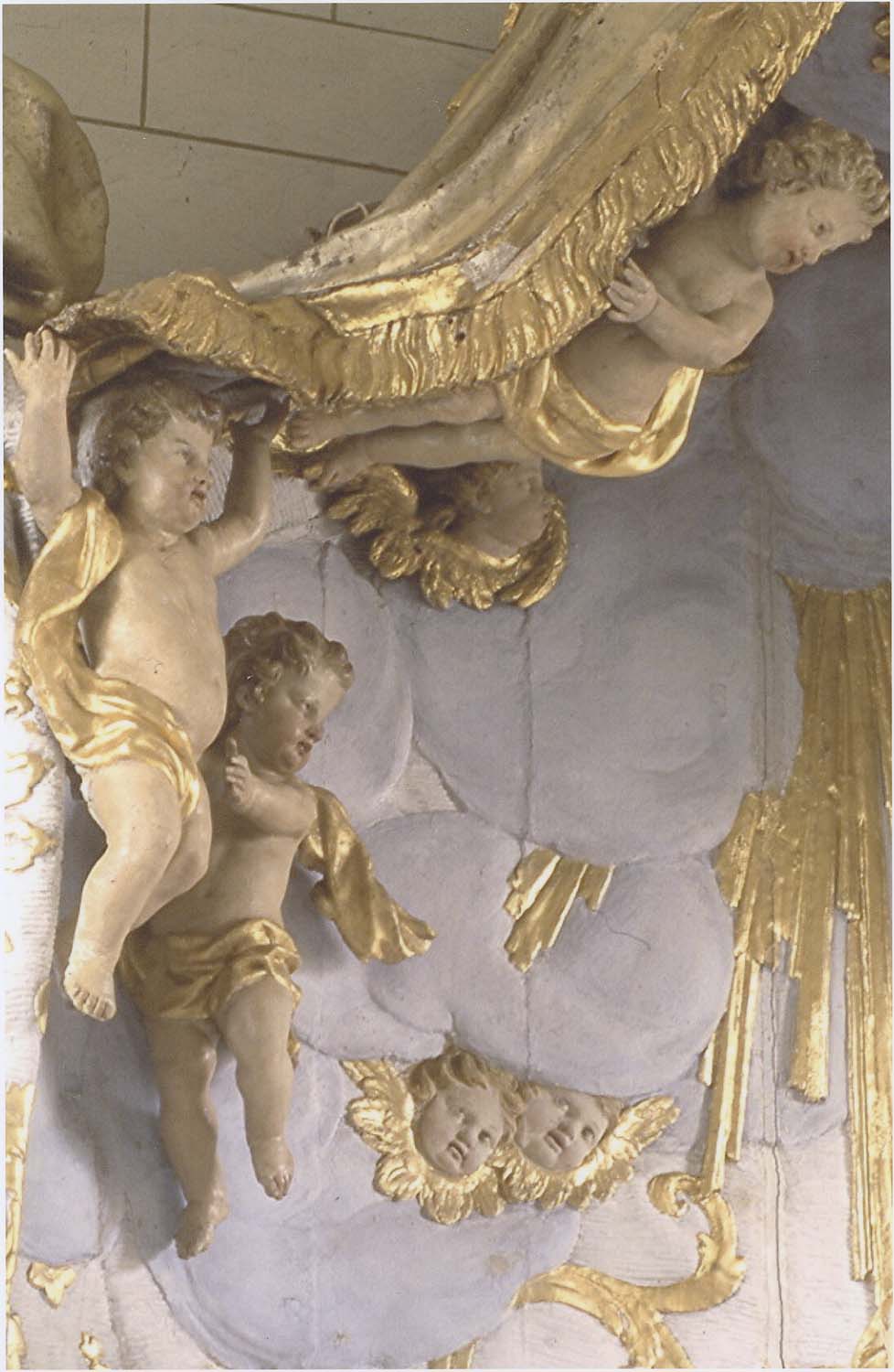 groupe sculpté : anges (maître-autel)