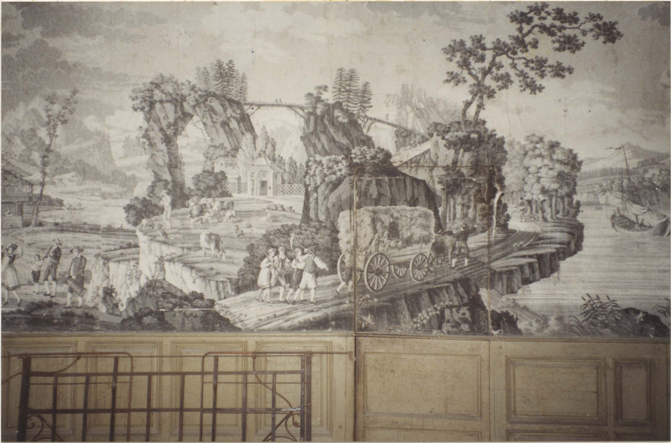 revêtement mural : Paysages suisses, scène de fenaison (au centre) – mur face aux fenêtres - © Ministère de la Culture (France), Médiathèque du patrimoine et de la photographie, diffusion RMN-GP