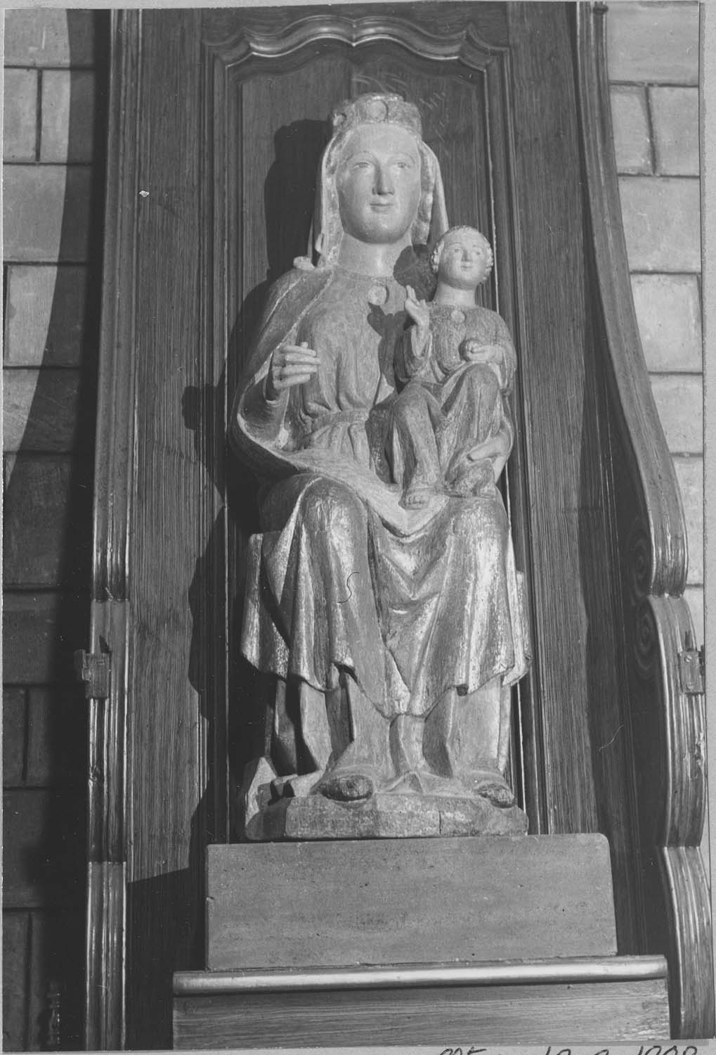 Statue : Vierge à l'Enfant assise