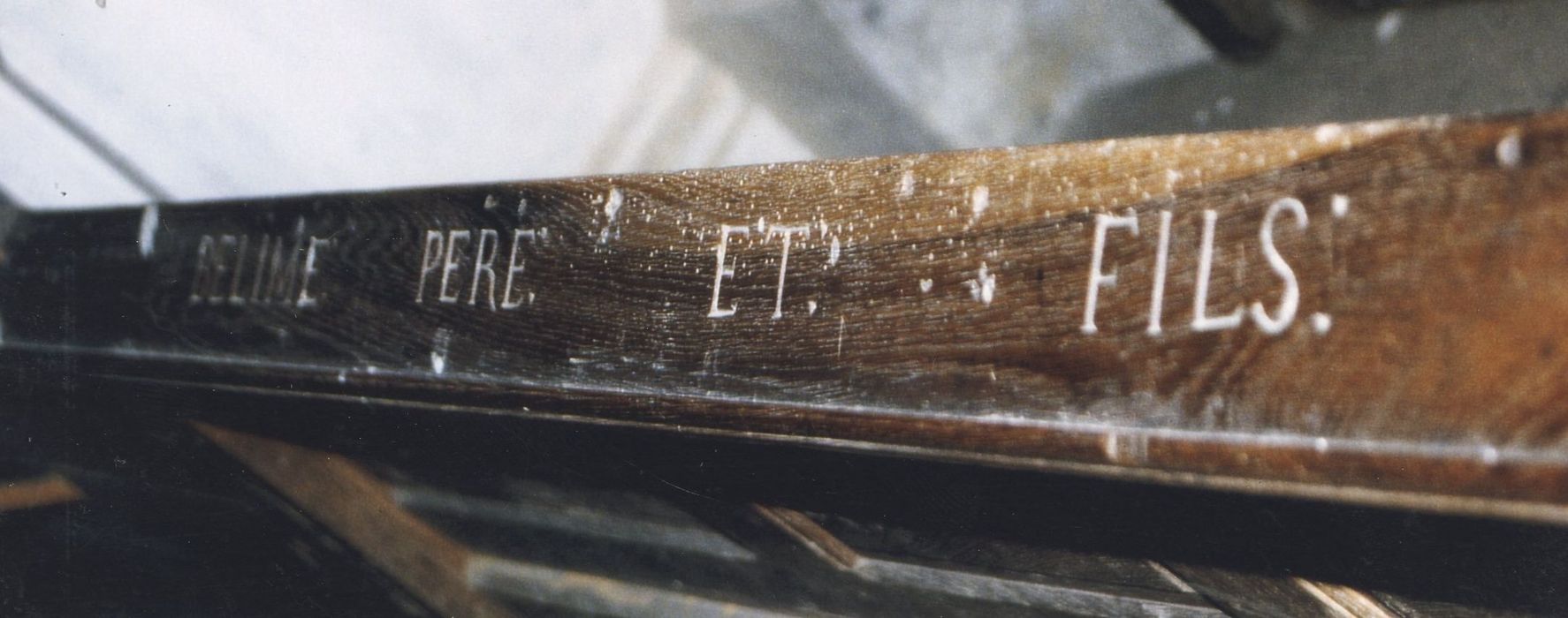 bancs de fidèles, détail