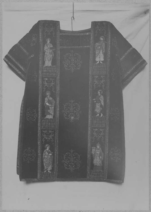 Chasuble, 2 dalmatiques, 3 chapes