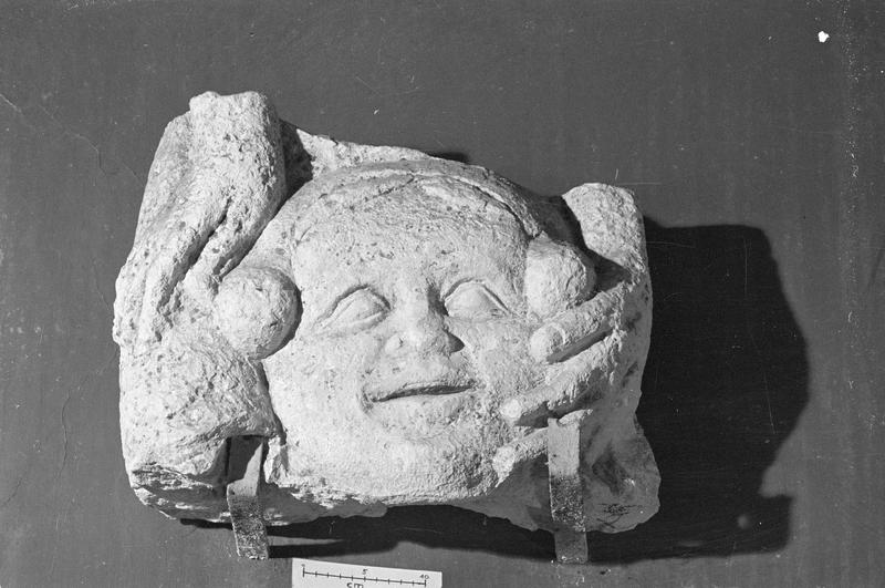 Statue en pierre, fragment : tête tenue entre deux mains - © Ministère de la Culture (France), Médiathèque du patrimoine et de la photographie, diffusion GrandPalaisRmn Photo