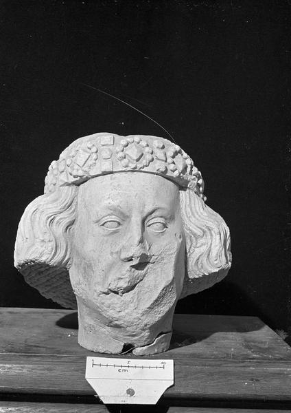 Statue en pierre, fragment : tête couronnée - © Ministère de la Culture (France), Médiathèque du patrimoine et de la photographie, diffusion GrandPalaisRmn Photo