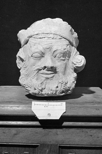 Statue en pierre, fragment : tête de barbare - © Ministère de la Culture (France), Médiathèque du patrimoine et de la photographie, diffusion GrandPalaisRmn Photo