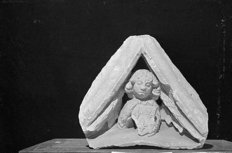 Elément d'architecture en pierre de Vernon, fragment : angelot porteur d'un blason - © Ministère de la Culture (France), Médiathèque du patrimoine et de la photographie, diffusion GrandPalaisRmn Photo