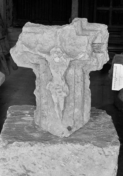 Elément d'architecture en pierre de Vernon, fragment : Christ en croix - © Ministère de la Culture (France), Médiathèque du patrimoine et de la photographie, diffusion GrandPalaisRmn Photo