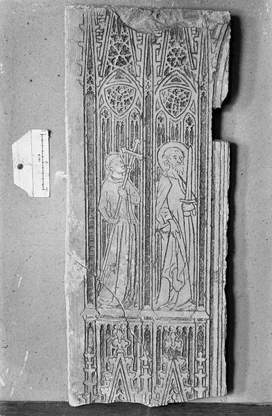 Dalle funéraire en pierre de Vernon, fragment : saints portant l'un une croix, l'autre une épée, devant un décor architecturé - © Ministère de la Culture (France), Médiathèque du patrimoine et de la photographie, diffusion GrandPalaisRmn Photo