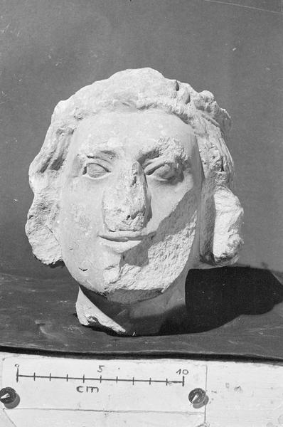 Jubé du 13e siècle, statue, fragment : tête de jeune homme couronné