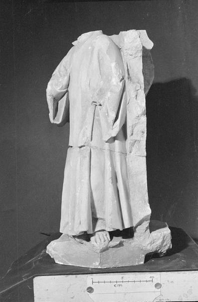 Jubé du 13e siècle, haut-relief, fragment : personnage acéphale