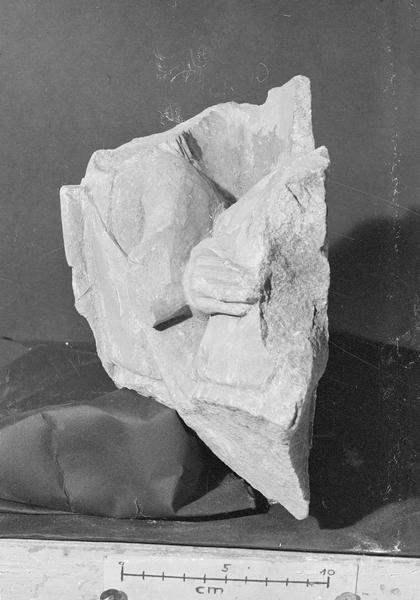 Jubé du 13e siècle, haut-relief, fragment : deux personnages acéphales en buste