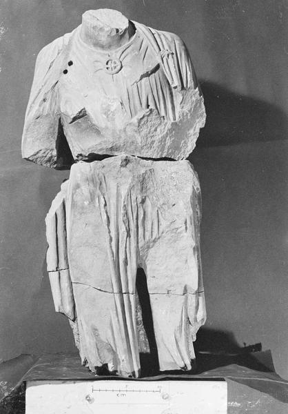 Jubé du 13e siècle, statue, fragment : personnage acéphale (en trois morceaux)