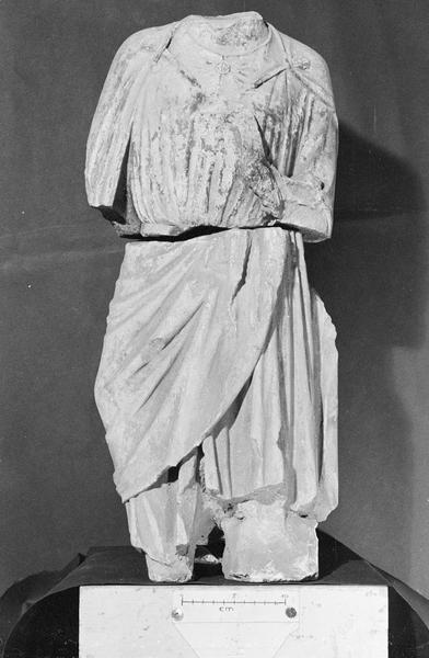 Jubé du 13e siècle, statue, fragment : personnage acéphale (en deux morceaux)