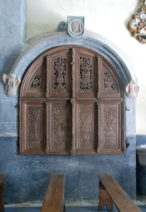 panneaux en chêne fermant les fonts baptismaux 