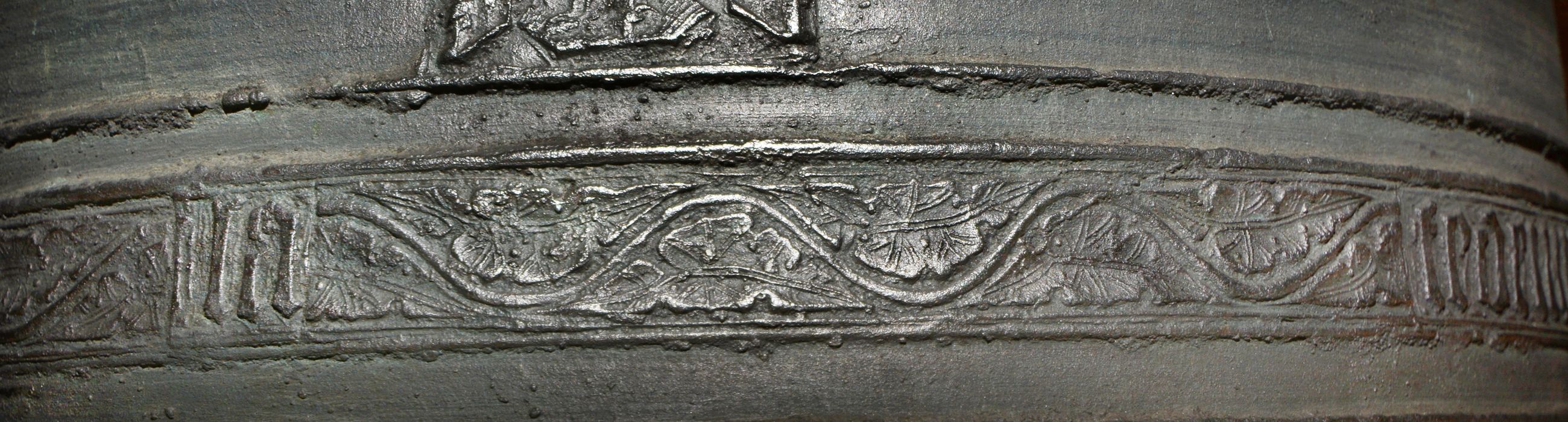 cloche, détail d’une frise décorative (rinceaux)