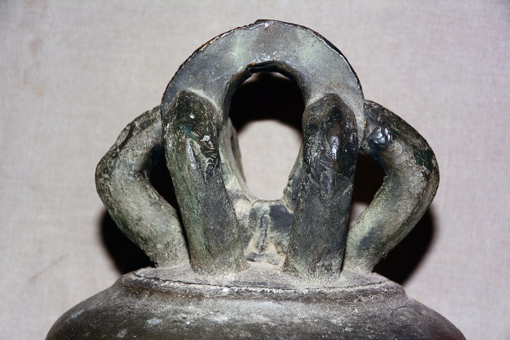 cloche romane, détail de l'anse - © B. Galland, tous droits réservés