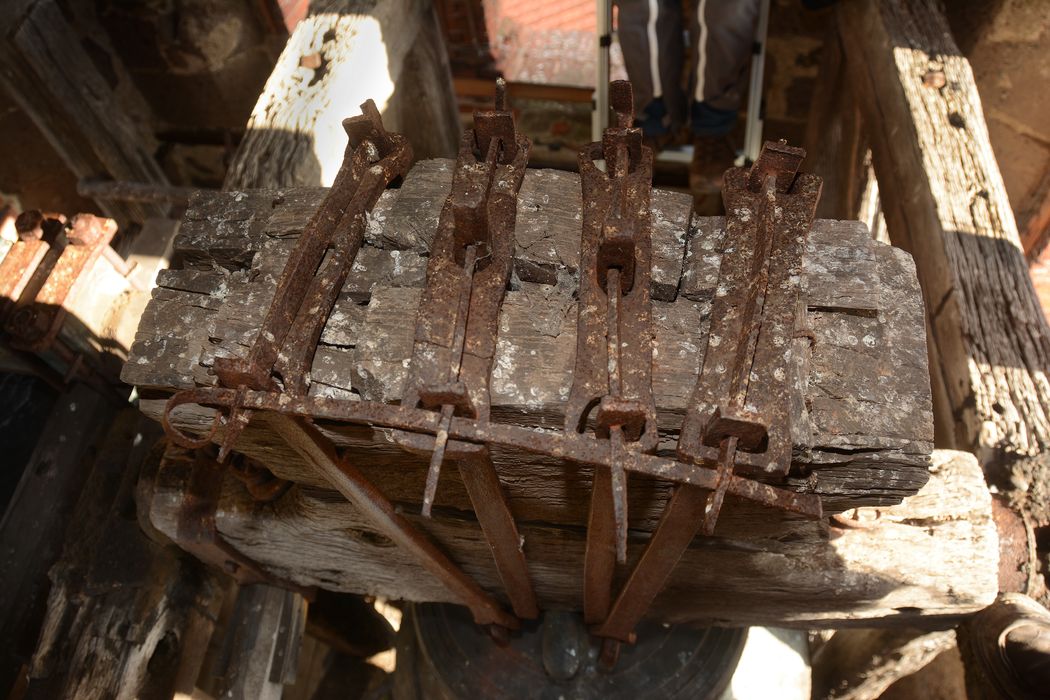 cloche, détail du joug daté de 1757