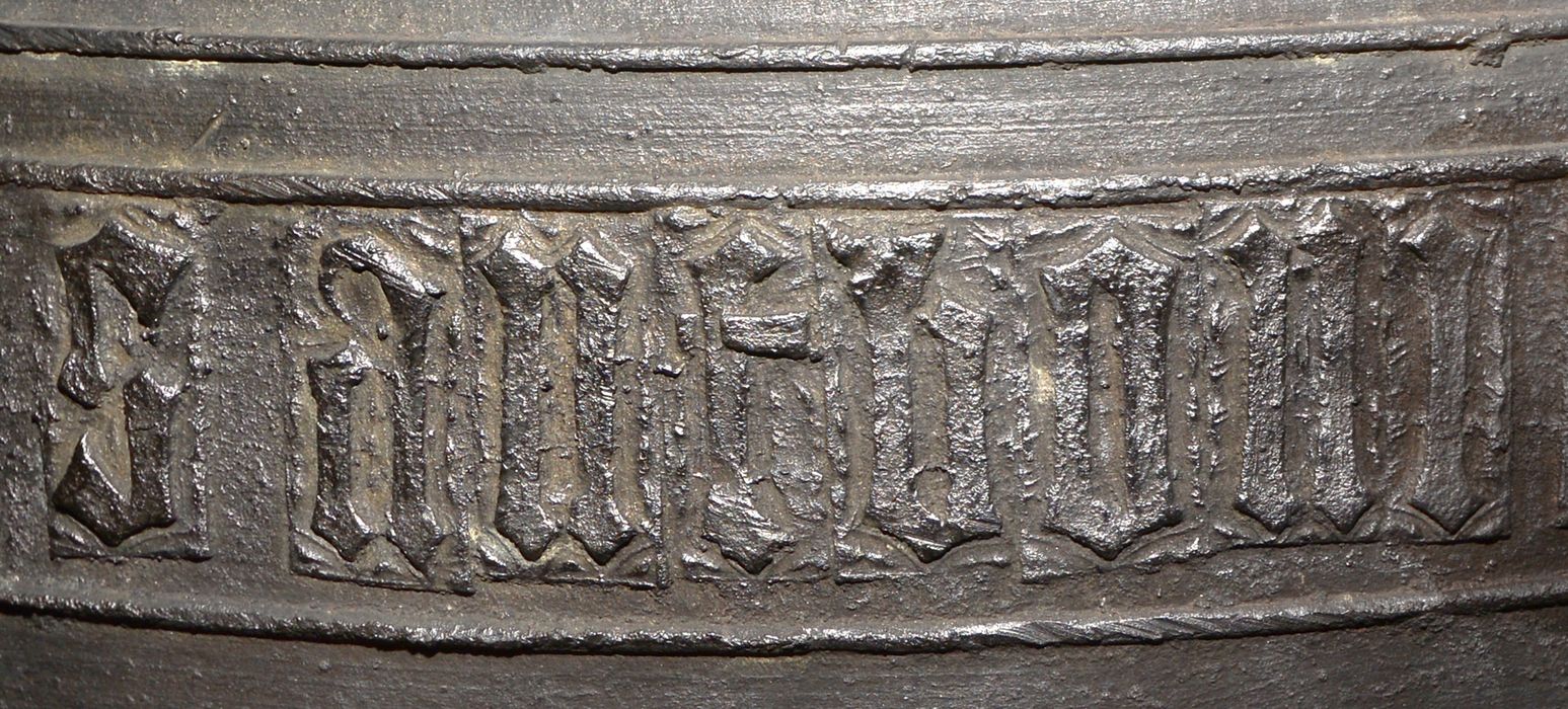 cloche, détail des inscriptions