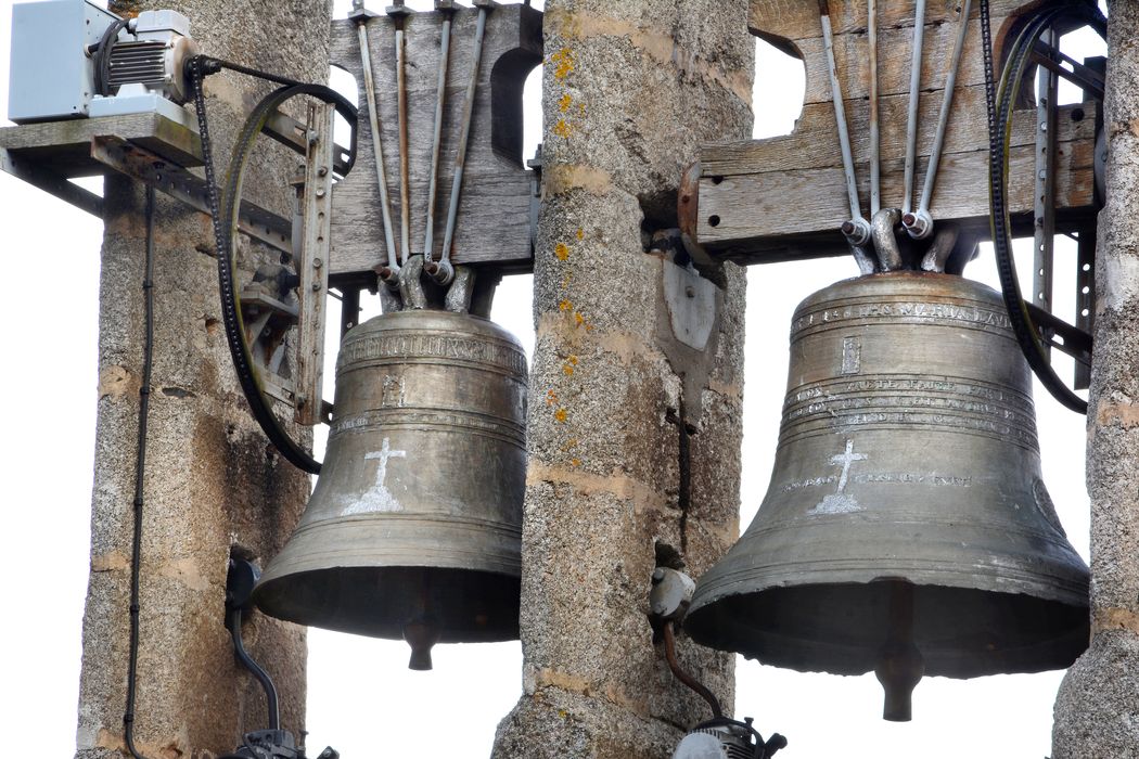 vues des cloches dans le clocher-mur