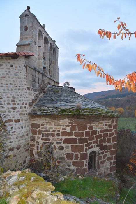 vue du chevet et du clocher-mur depuis le nord-est