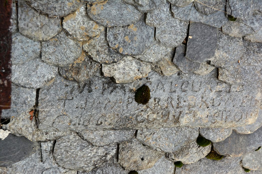 chevet, détail d'une lauze avec inscription gravée sur le versant nord de la couverture du chevet (1868)