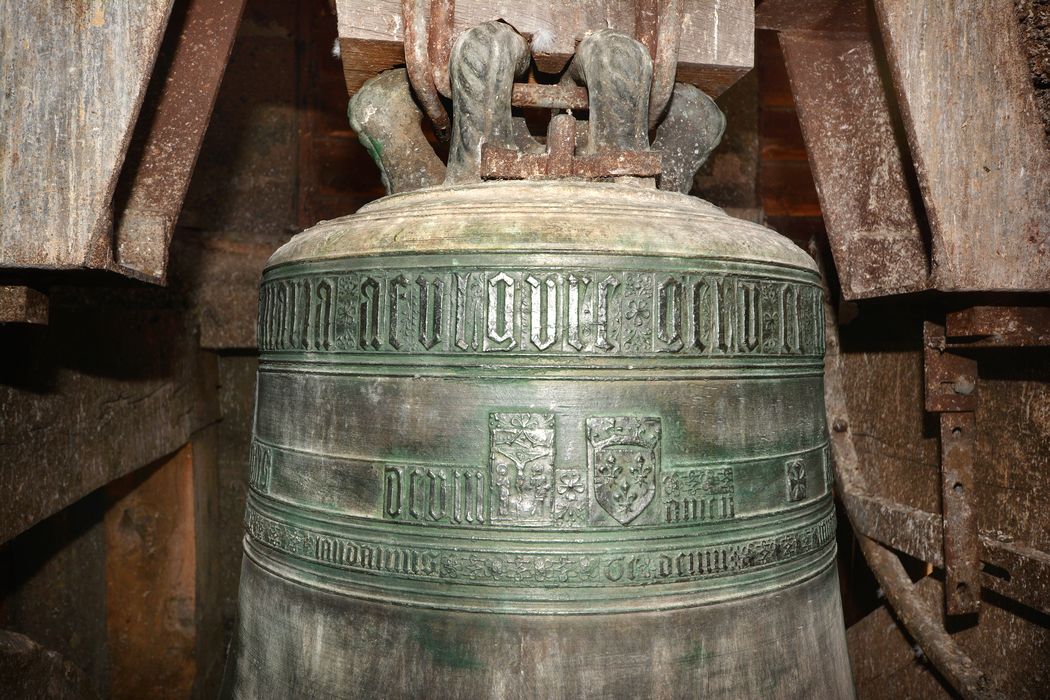 cloche, vue du cerveau repercé par  la bélière moderne en fer forgé et le blocage par clavettes - © B. Galland, tous droits réservés