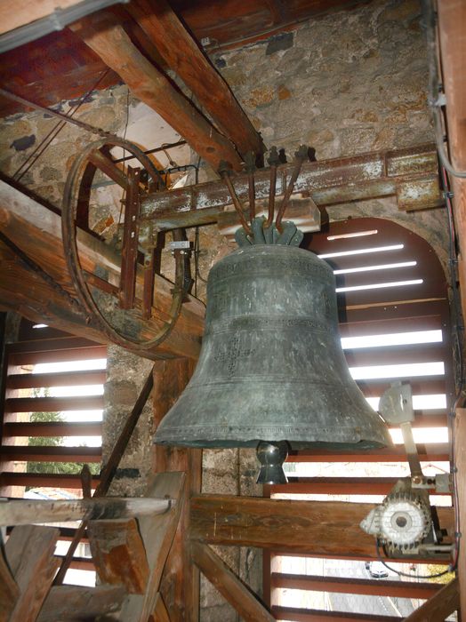 vue générale de la cloche dans le beffroi