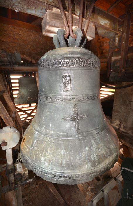vue générale de la cloche dans le beffroi