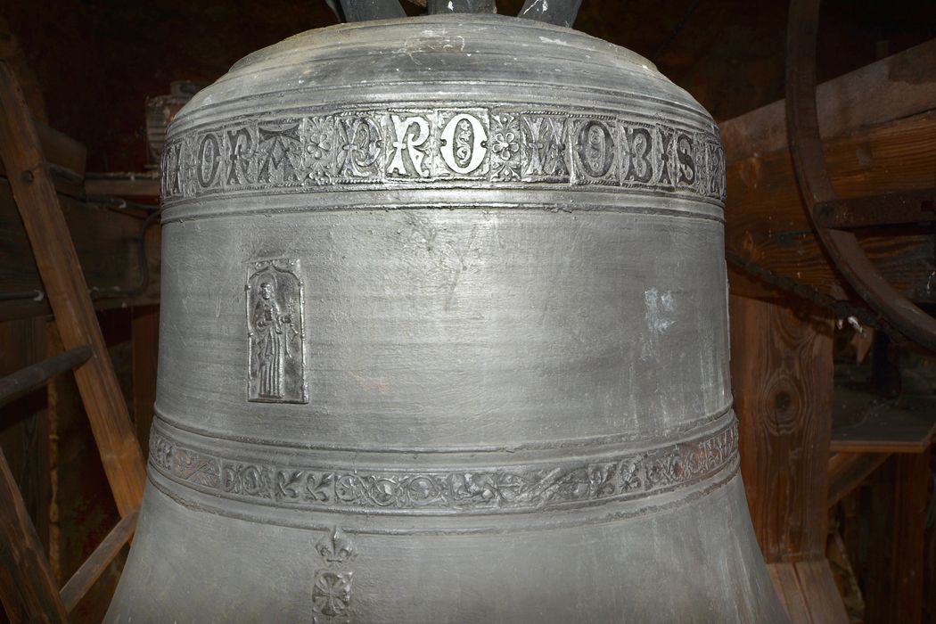 cloche, détail inscription et du décor 