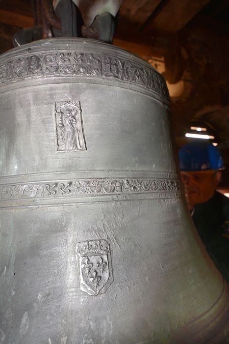 cloche, détail de la robe avec son décor