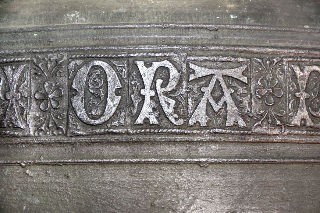 cloche, détail de l’inscription (ORA)