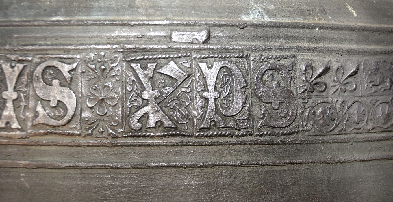 cloche, détail de l’inscription (XPS)
