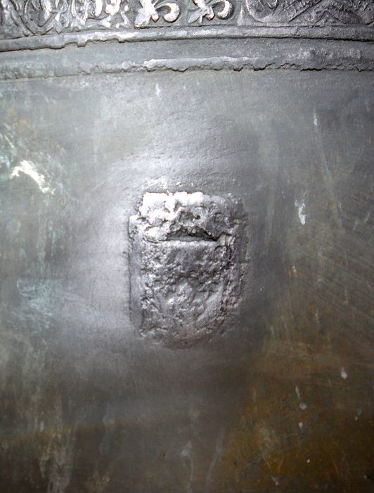 cloche, détail d’un écu aux armes de France
