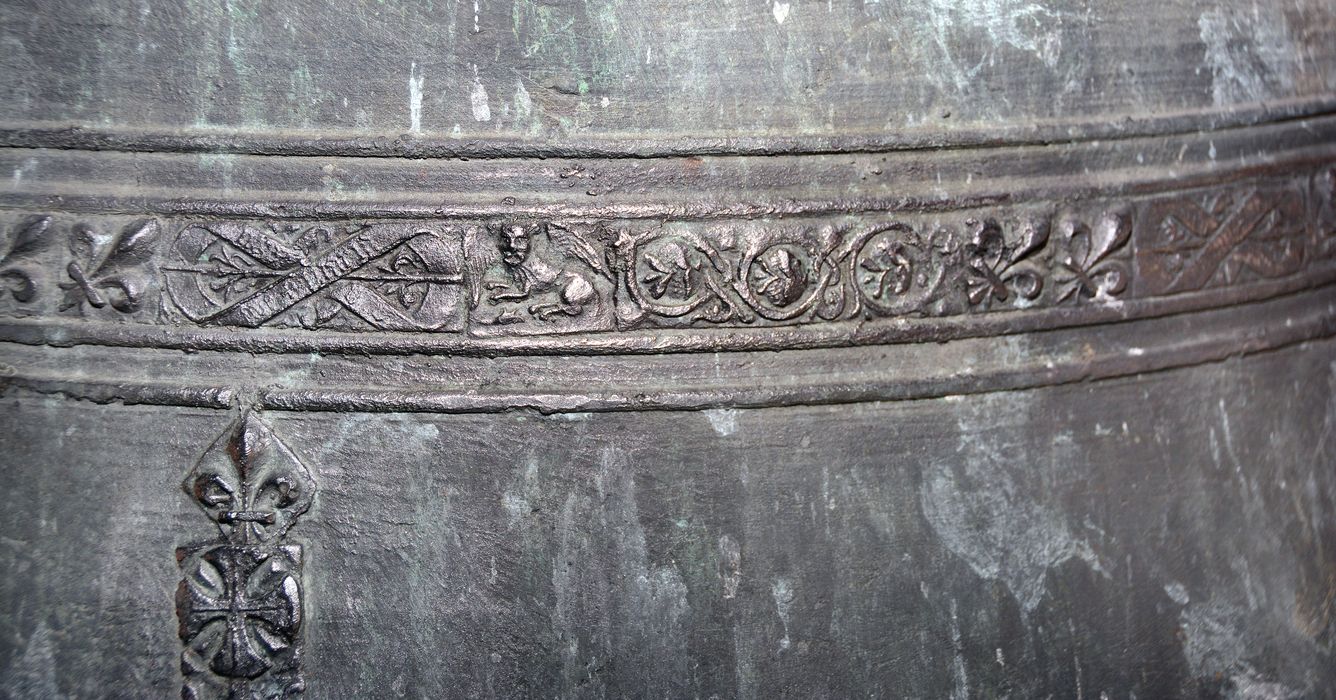 cloche, détail d’une ligne de rinceaux