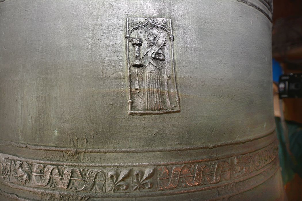 cloche, détail vignette de sainte Barbe et ligne de rinceaux