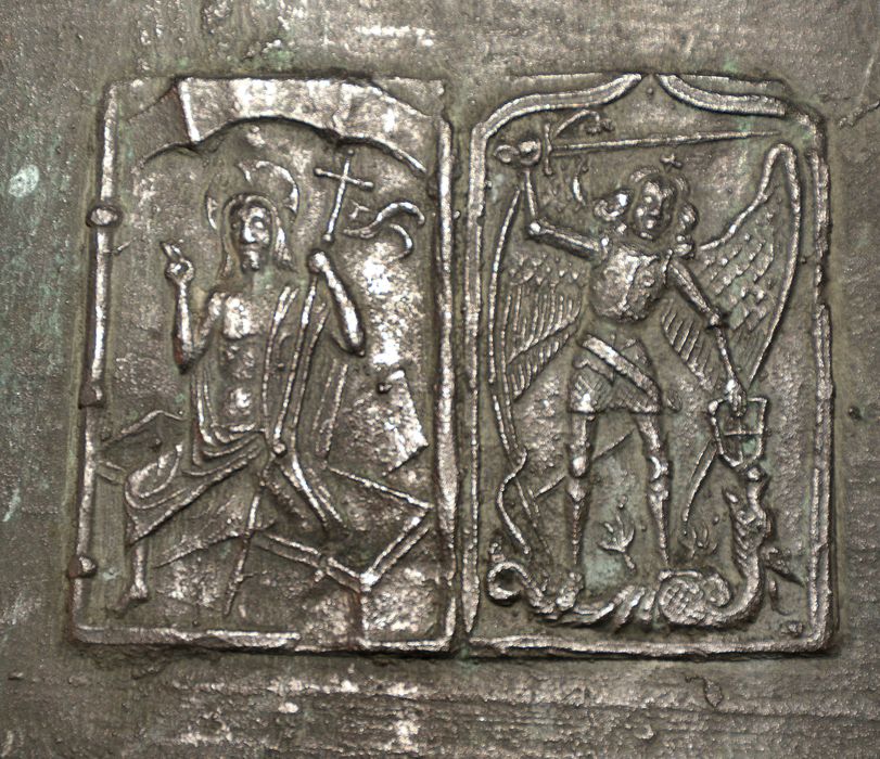 cloche, détail des vignettes de la Résurrection et de saint Michel terrassant le dragon