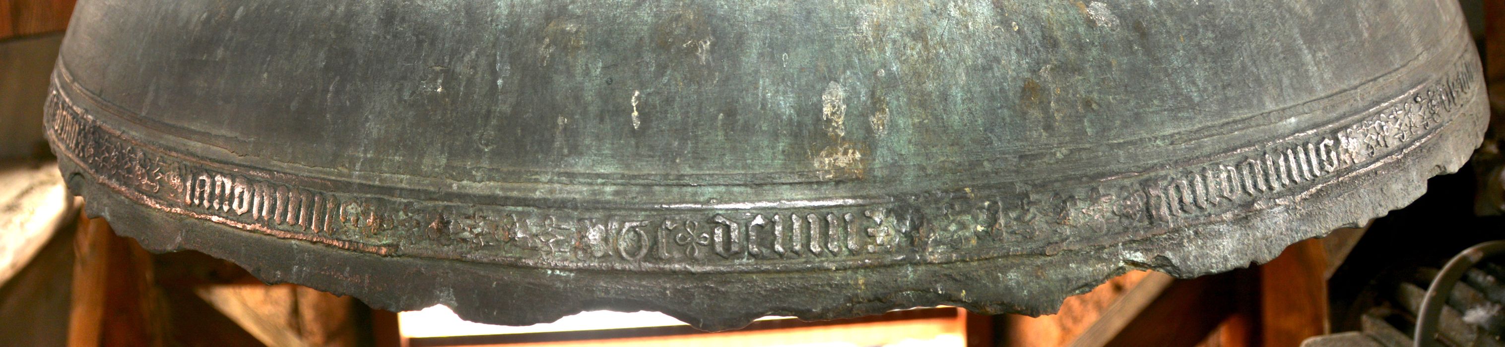 cloche, détail de ligne d’inscription à la pince (TE DEUM LAUDAMUS)