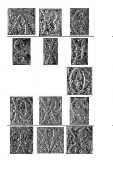 cloche, détail des lettres de l’alphabet utilisées pour cette cloche