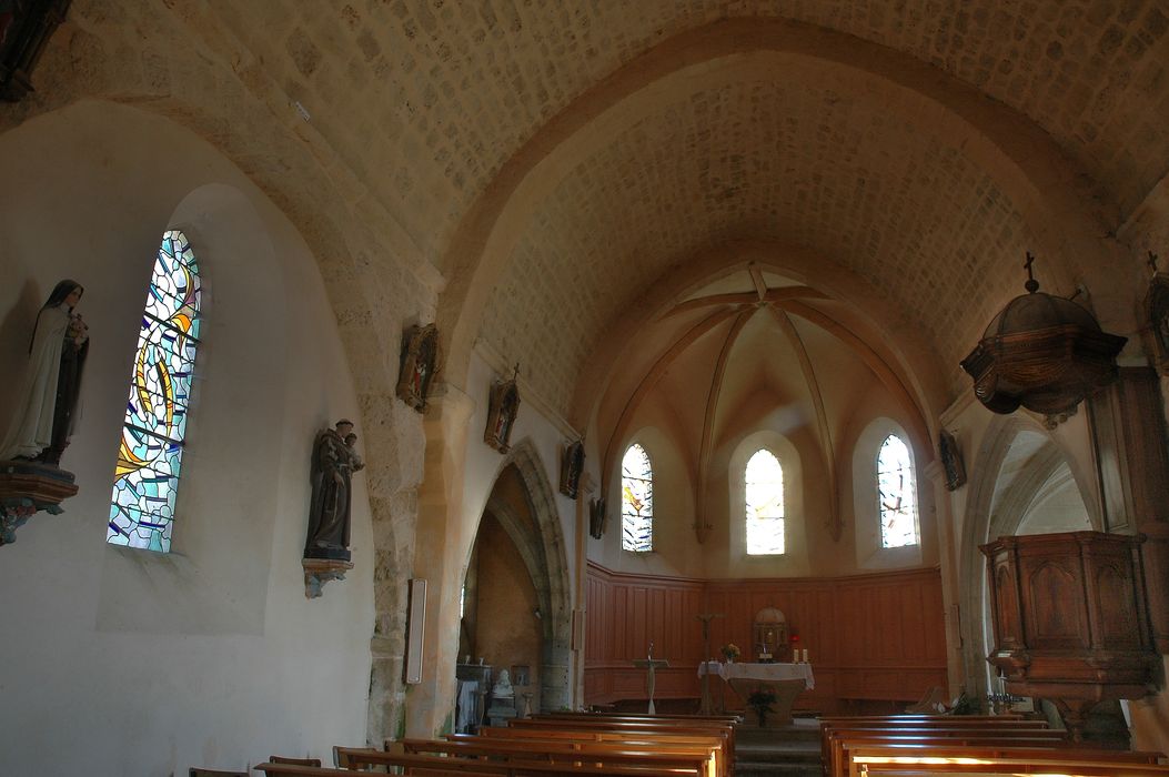 vue de la 2ème travée de la nef, du transept et de l’abside