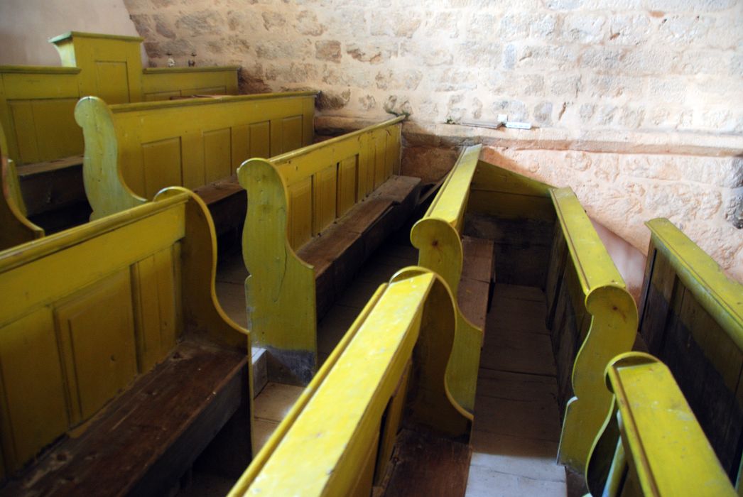 bancs d’église dans la tribune