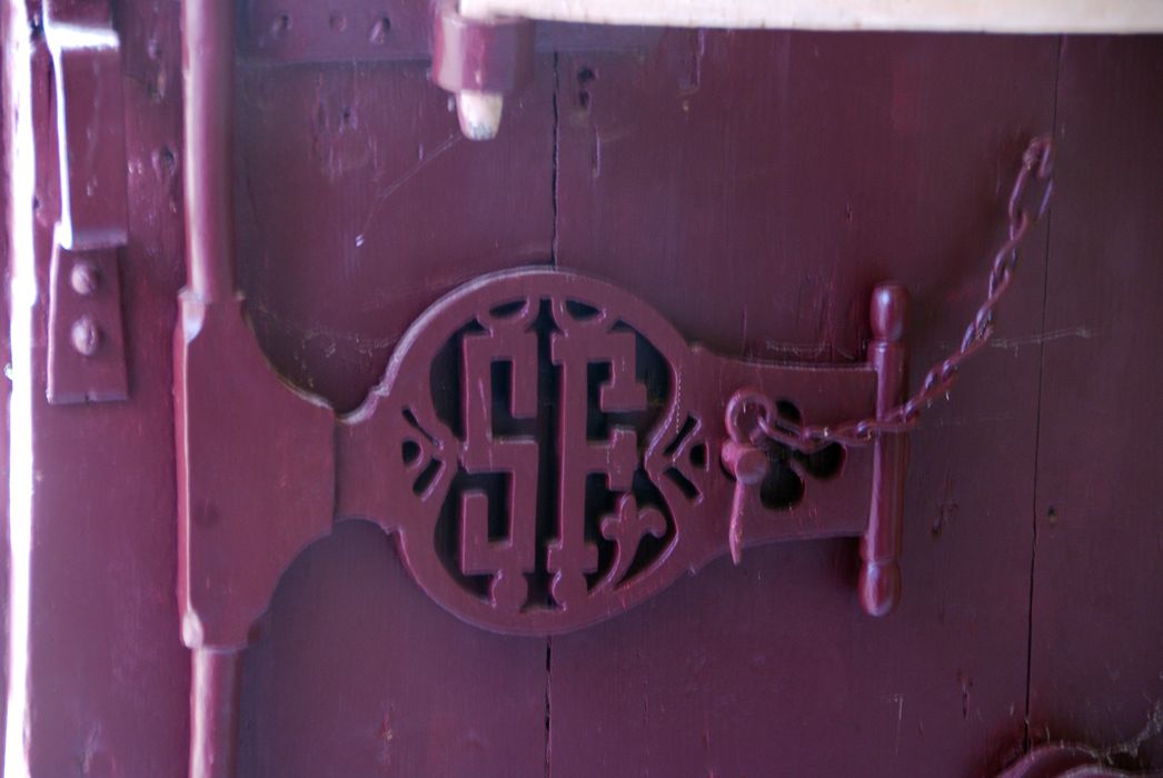 portail ouest, détail de l’espagnolette de la porte au monogramme SF