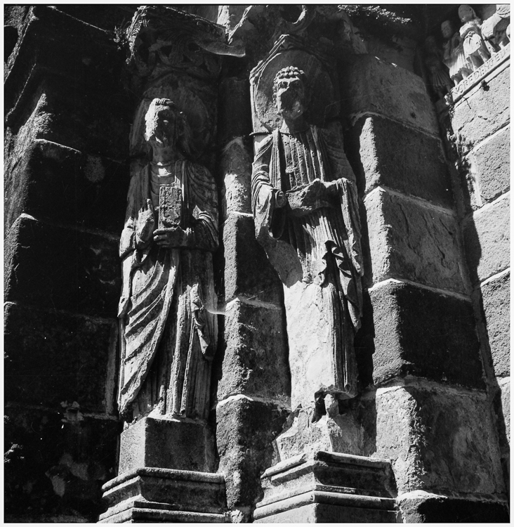 Portail : sculptures d'un piédroit