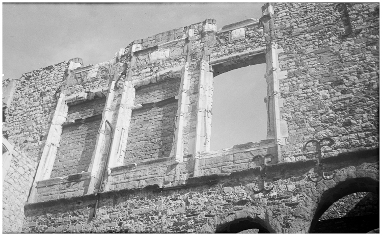 Façade : détail sur trois baies dont deux murées