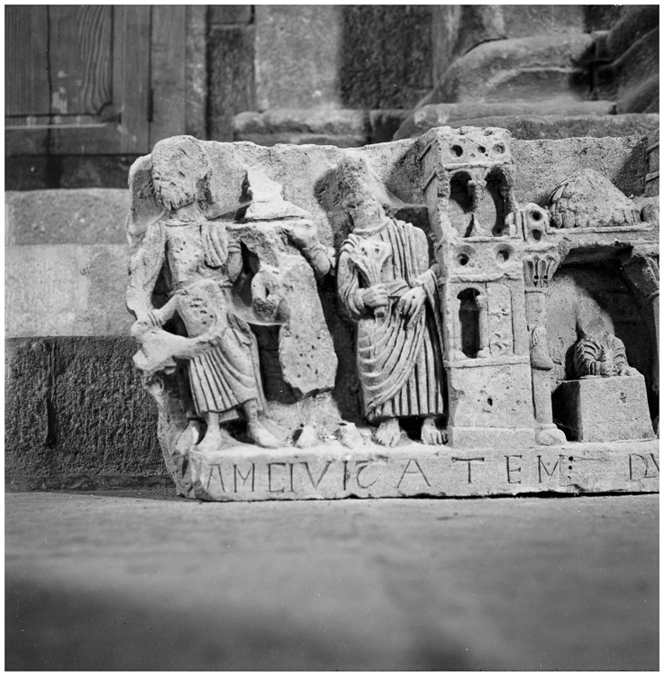 Linteau du portail : l'entrée de Jésus à Jérusalem