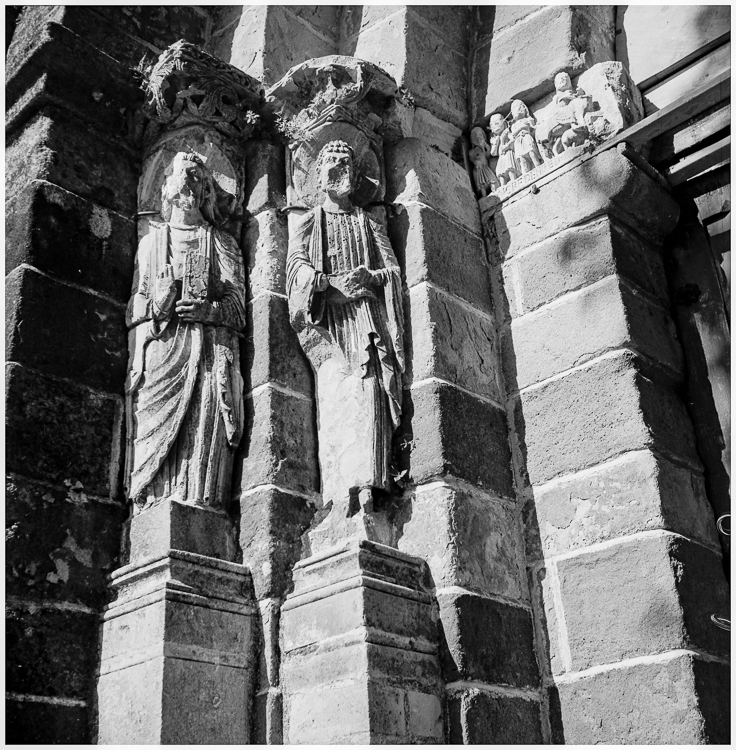 Portail : détail sur les sculptures du piédroit