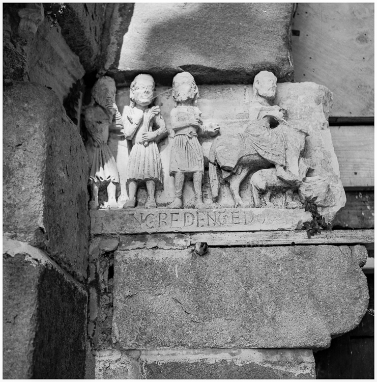 Linteau du portail : l'entrée de Jésus à Jérusalem
