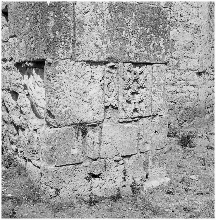 Détail d'un réemploi de décors sculptés